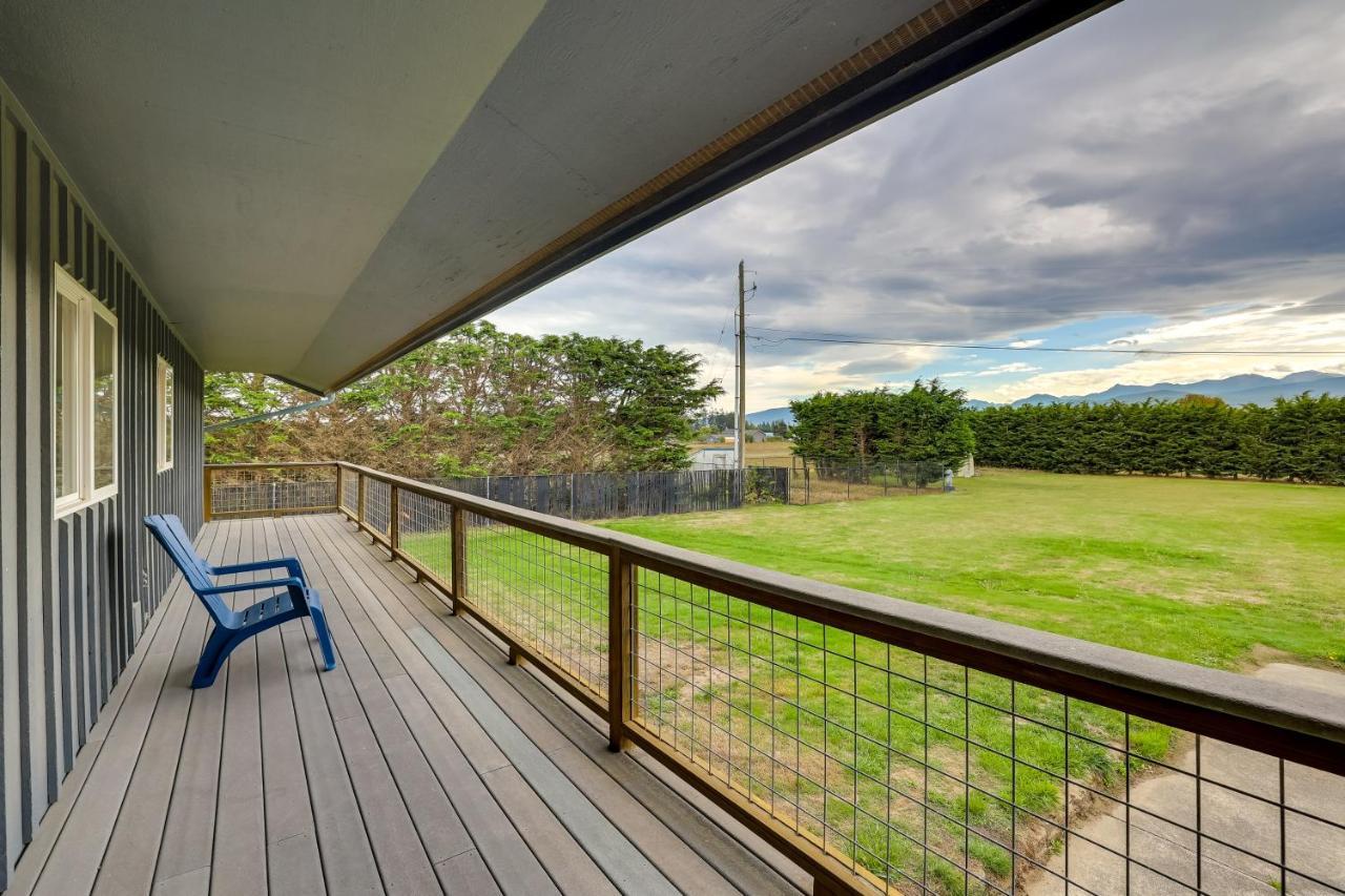 Oceanfront Port Angeles Home With Mountain View! Exterior photo